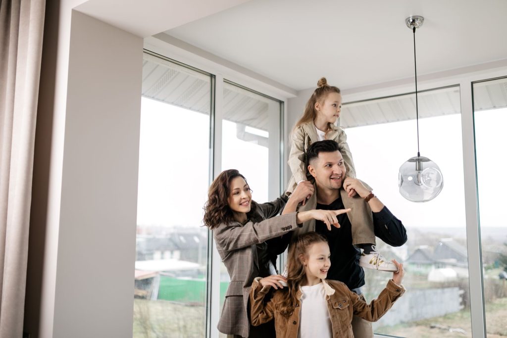 Familia en el salón de su nueva casa