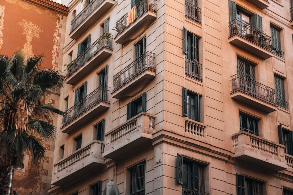 Fachada de un edificio de viviendas con balcones