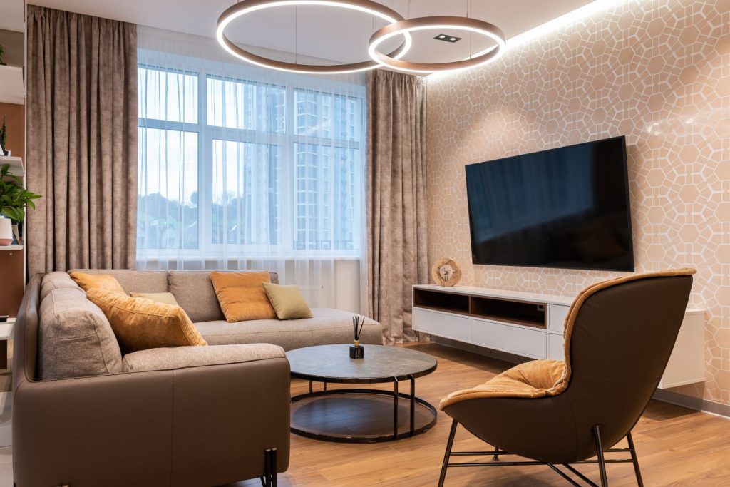 Salón luminoso de un piso de alquiler bien cuidado